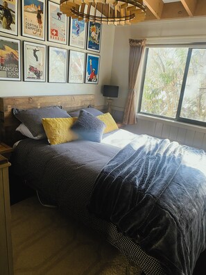 3 bedrooms, iron/ironing board, travel crib, free WiFi
