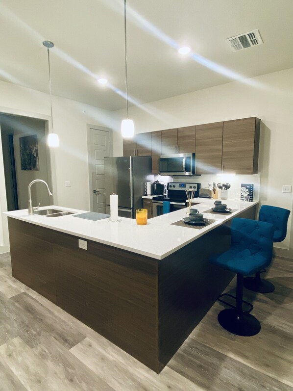 Fridge, microwave, oven, stovetop - Condominium (Fort Worth)