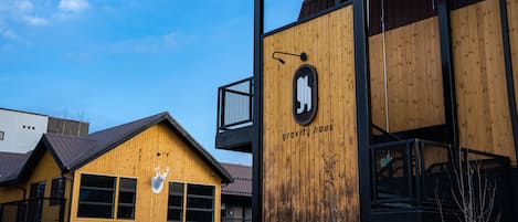 Un edificio con fachada de madera y un letrero que dice "gravity house".