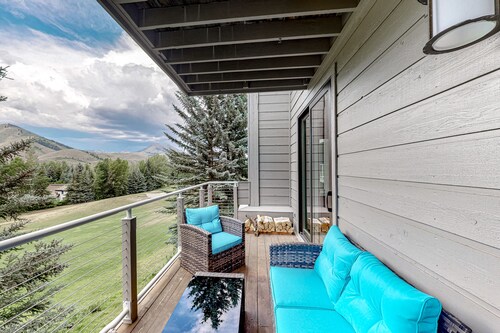 Newly Remodeled, 2nd-Floor Condo w/Free WiFi, Golf & Ski Views, & Wood Fireplace