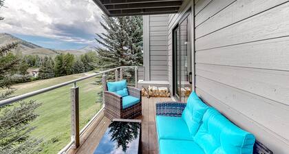 Newly Remodeled, 2nd-Floor Condo w/Free WiFi, Golf & Ski Views, & Wood Fireplace