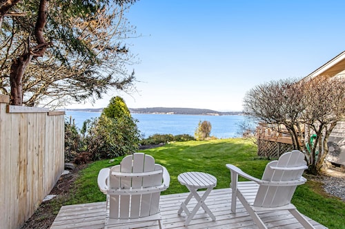 Waterfront Cottage with High-Speed WiFi, Ocean View, Private Deck, & Kitchenette
