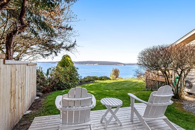 Waterfront Cottage with High-Speed WiFi, Ocean View, Private Deck, & Kitchenette