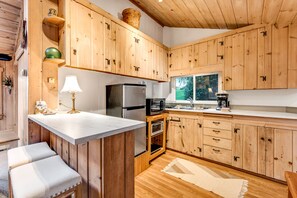 Mikrowelle, Wasserkocher mit Kaffee-/Teezubehör, Toaster