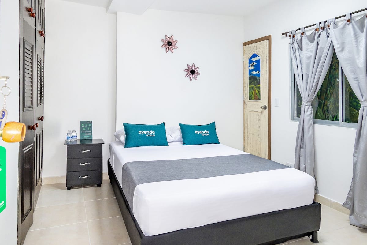 Hypo-allergenic bedding, free WiFi, bed sheets