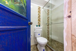 Triple Room | Bathroom | Shower, free toiletries, bidet, towels