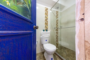 Triple Room | Bathroom | Shower, free toiletries, bidet, towels