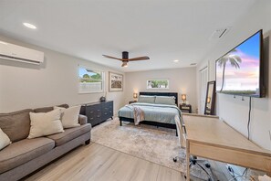 3 chambres, bureau, fer et planche à repasser, lit de bébé portatif