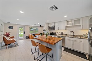 Réfrigérateur, four à micro-ondes, un four, surface de cuisson