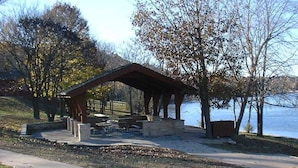Un parc doté d’un pavillon abrité, de bancs et d’un lac.
