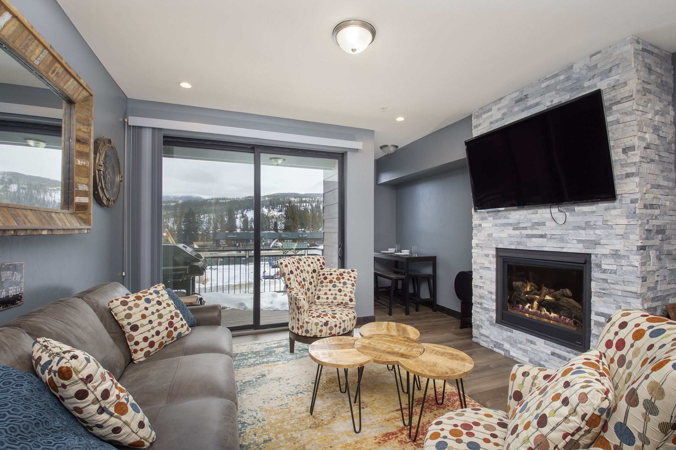 Pet Friendly private HT, great views on Main Street