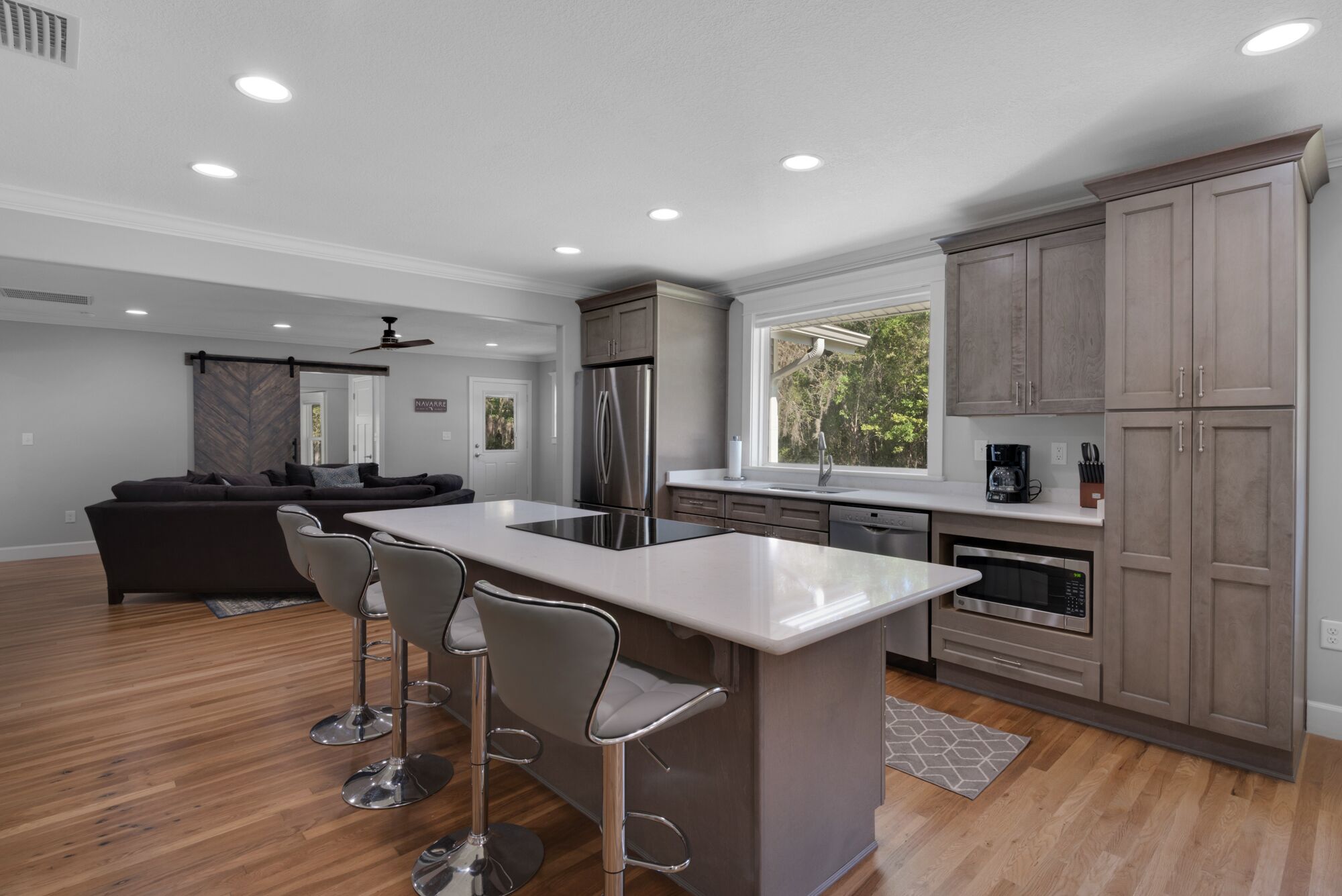 ثلاجة، ميكروويف، فرن، موقد طهي مسطح