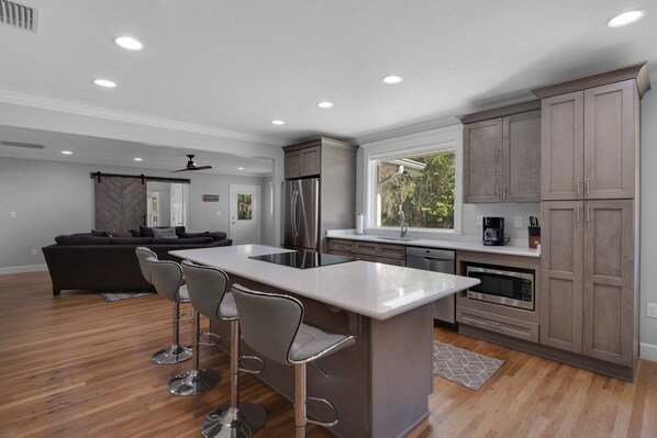 Réfrigérateur, four à micro-ondes, un four, surface de cuisson