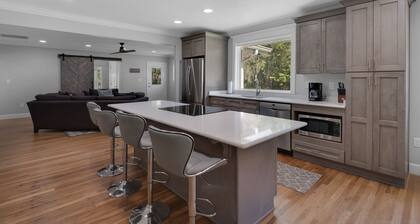 Entire Home! Waterfront Retreat, Private Dock, 3 Acres, 10 min. to beach!!