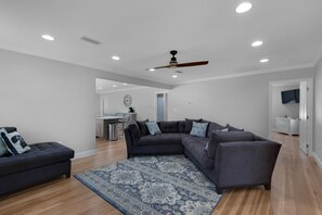 Smart TV, DVD player, books - Entire Home! Waterfront Retreat, Private Dock, 3 Acres, 10 min. to beach!! (Navarre)