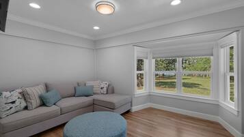 TV connectée, lecteur de DVD, livres