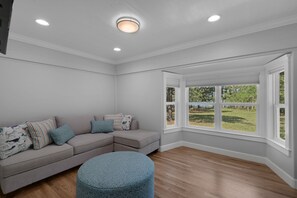 Téléviseur connecté, lecteur de DVD, livres