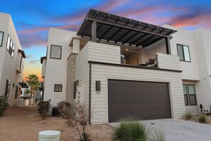 Exterior - The Sandcastle: Desert Color Lagoon + Beaches (St. George)