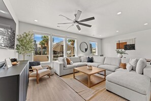 Fernseher, DVD-Player, Tischfußball, Bücher