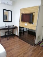 Deluxe Queen Room | Desk, free WiFi