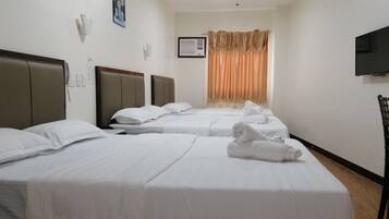 VIP Family Room | Desk, free WiFi