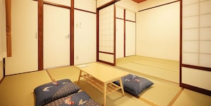 3 bedrooms, desk, laptop workspace, free WiFi - Mcity in Maejima (Naha)