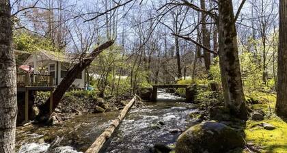 Creekside Cabin • Yard, Fire Pit & Hot Tub