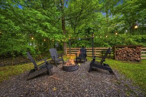 Property grounds - Creekside Cabin~Jacuzzi~fire pit~screened porch (Cosby)