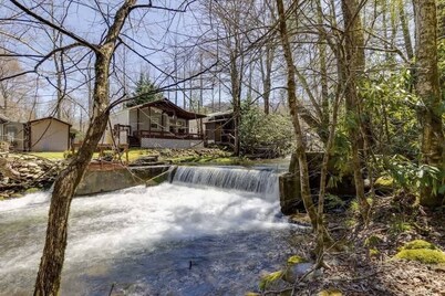 Creekside Cabin • Yard, Fire Pit & Hot Tub