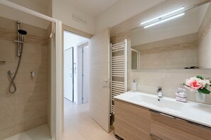 Shower, hair dryer, bidet, towels