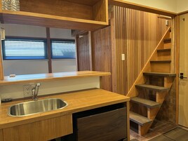 Frigorífico pequeño y hervidor eléctrico