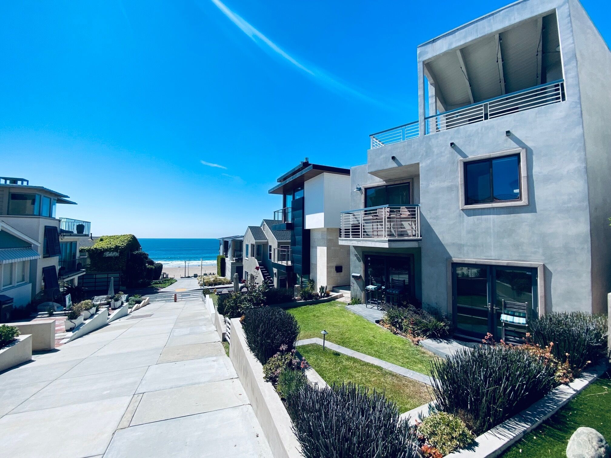 Beautiful Manhattan Beach 100 Block Walk Street Home