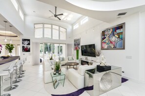 Smart TV, caminetto, impianto stereo, studio