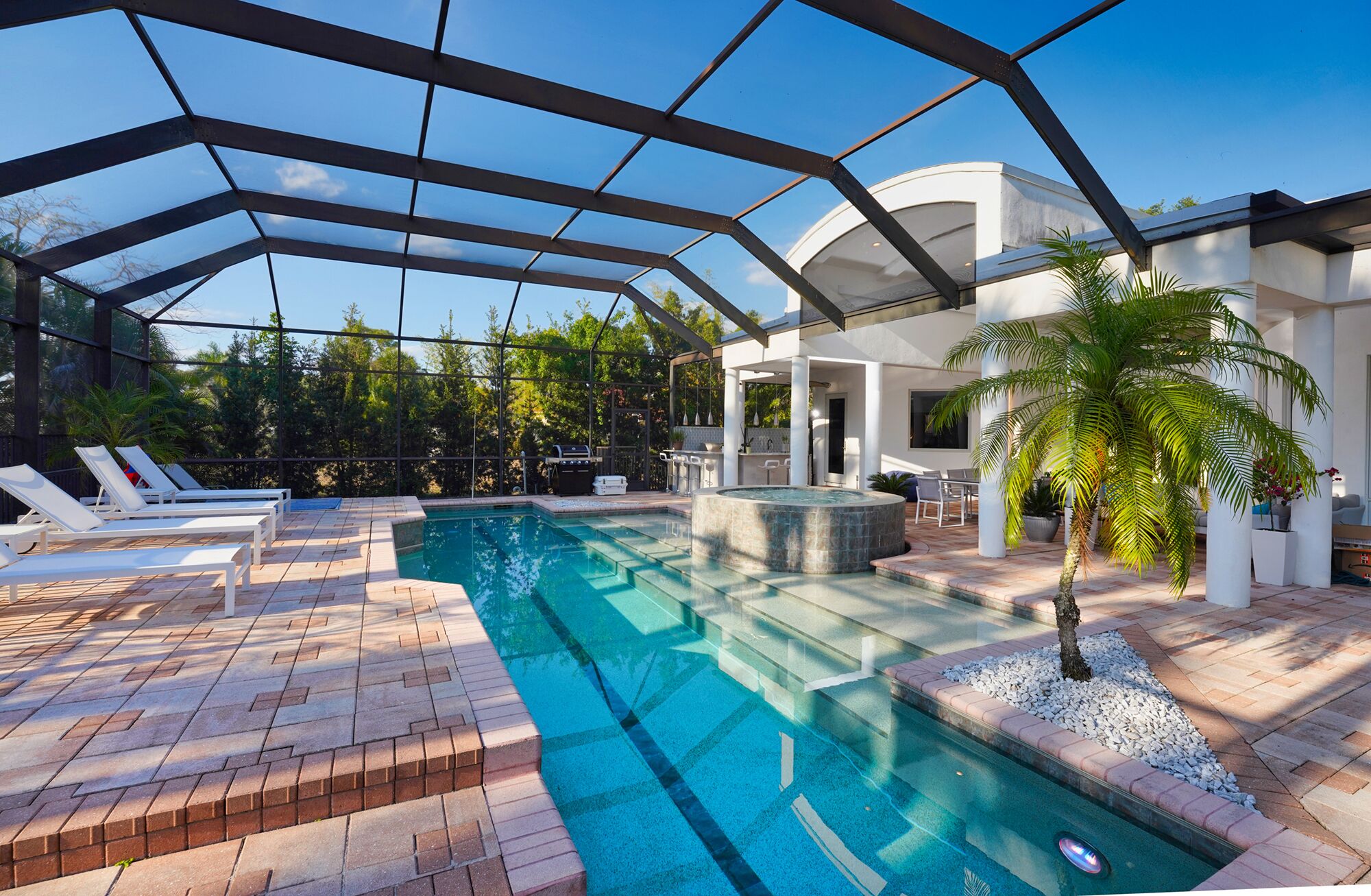 Utendørsbasseng og et oppvarmet basseng