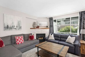 TV, fireplace, offices - Ski-In-Out Condo with Hot Tub, Pool & Parking (Whistler)