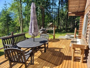 Outdoor dining - Woolly Bear Log Cabin Mountain Get-Away (Packwood)