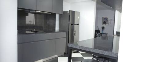 Refrigerador, microondas, parrilla de estufa y cafetera y tetera