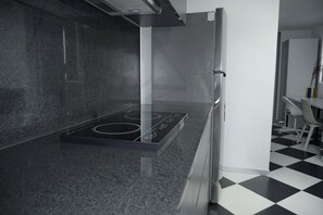 Een koelkast, een magnetron, een kookplaat