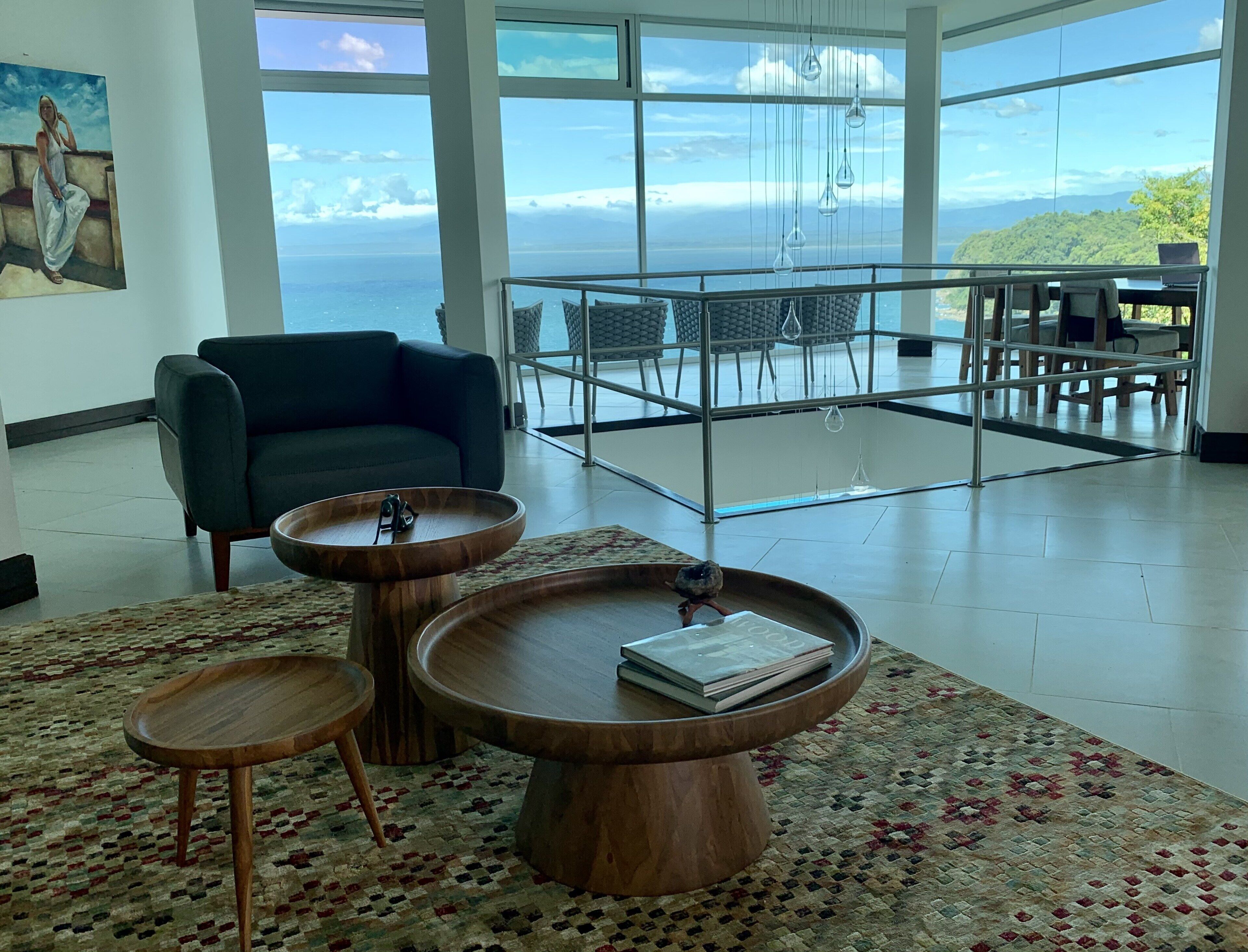 Smart-TV, Kamin, Bücher, Stereoanlage