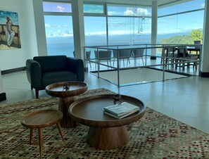 Smart TV, lareira, livros, aparelho de som