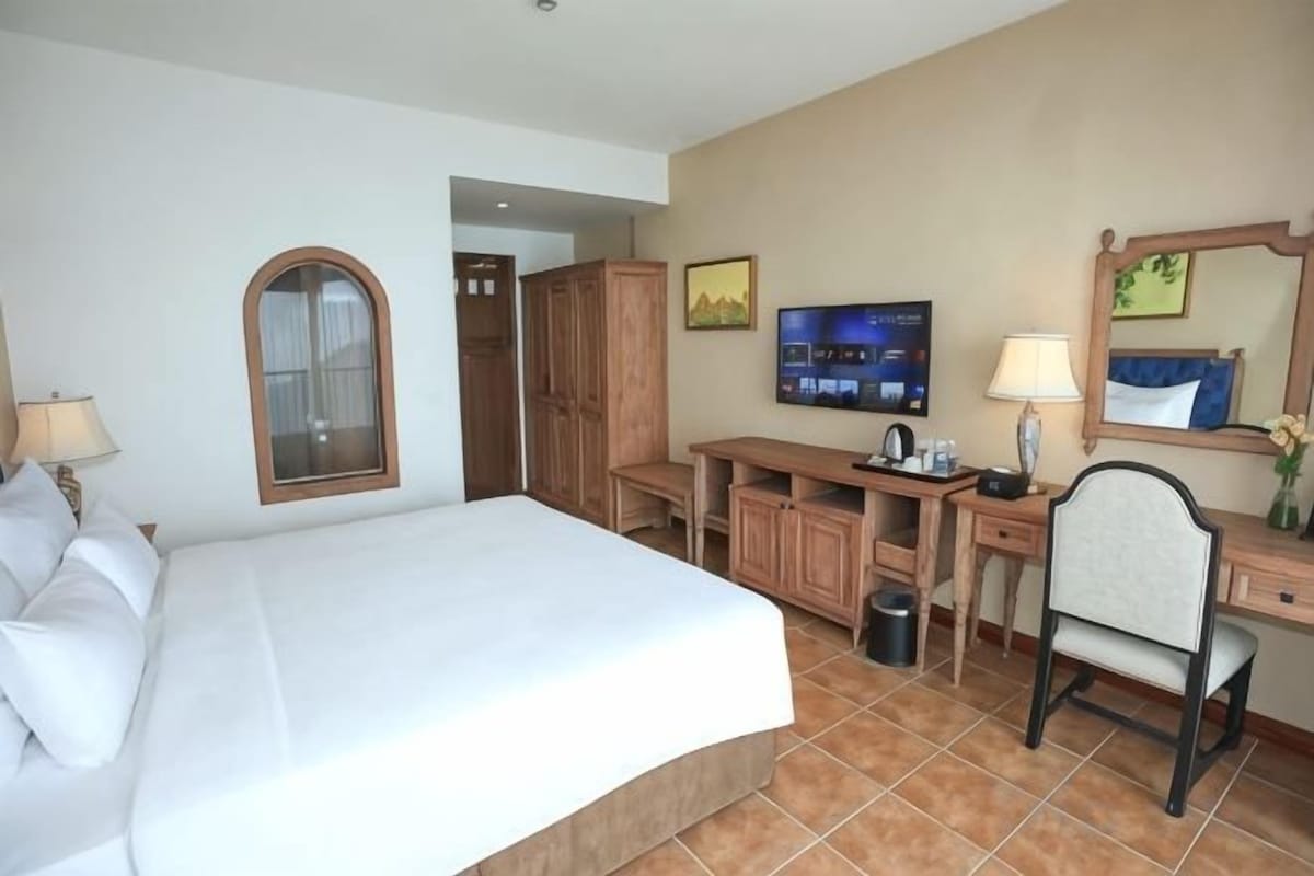 Een minibar, een kluis op de kamer, een bureau, een laptopwerkplek