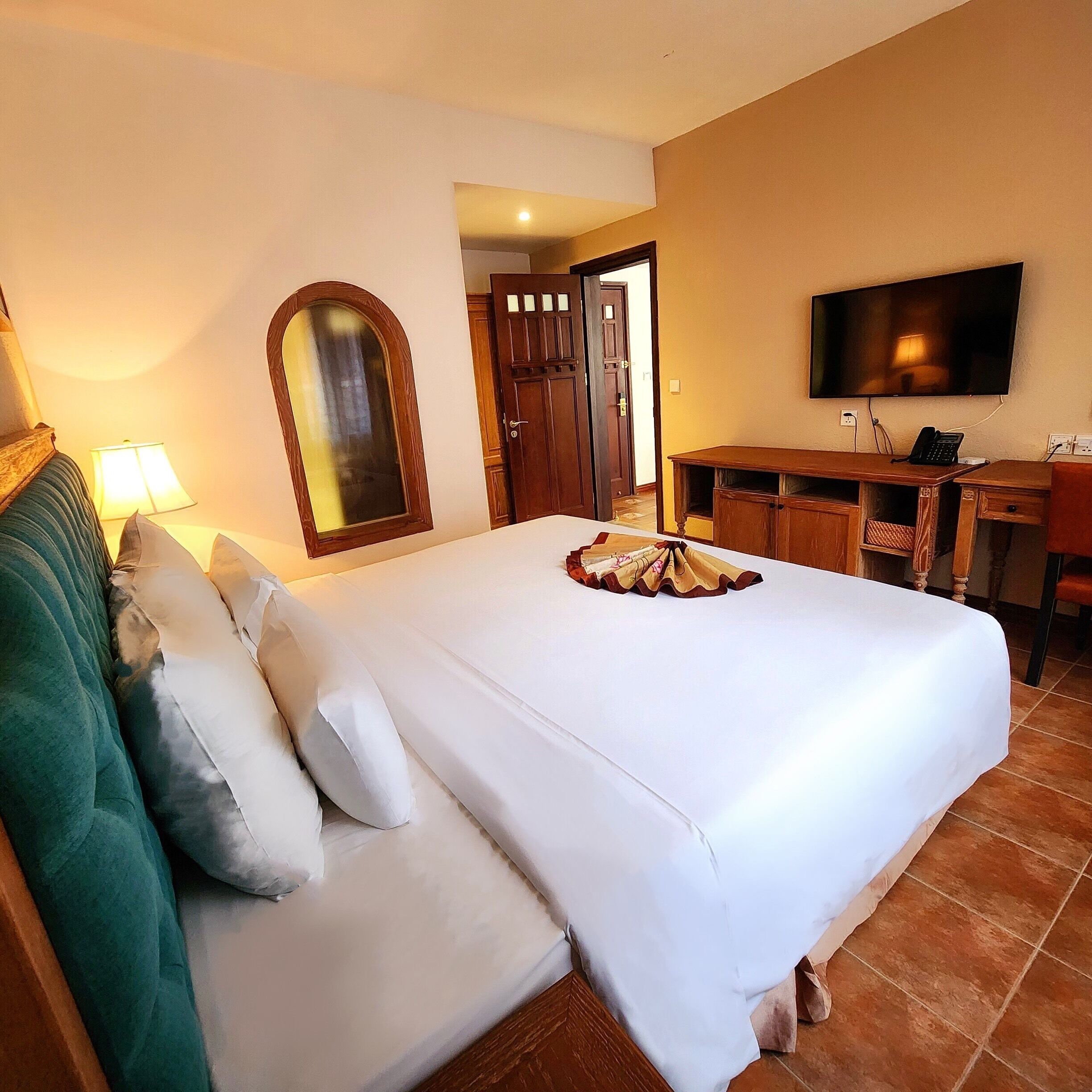 Minibar, coffres-forts dans les chambres, bureau