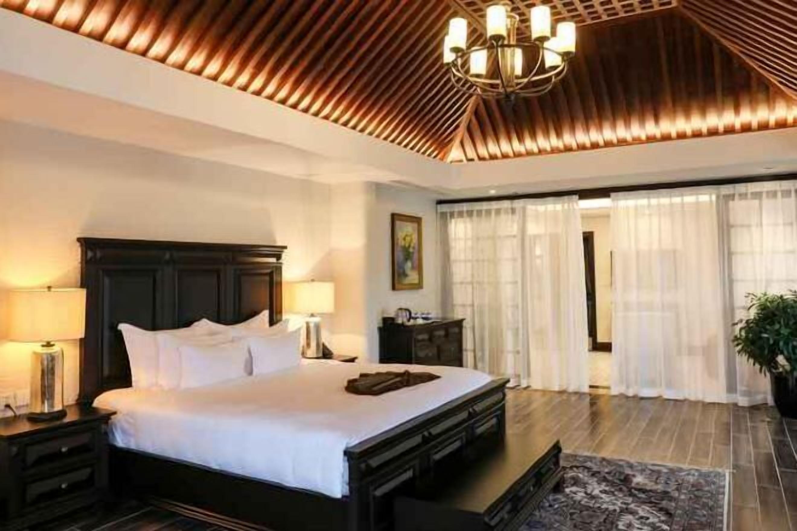 Minibar, coffres-forts dans les chambres, bureau