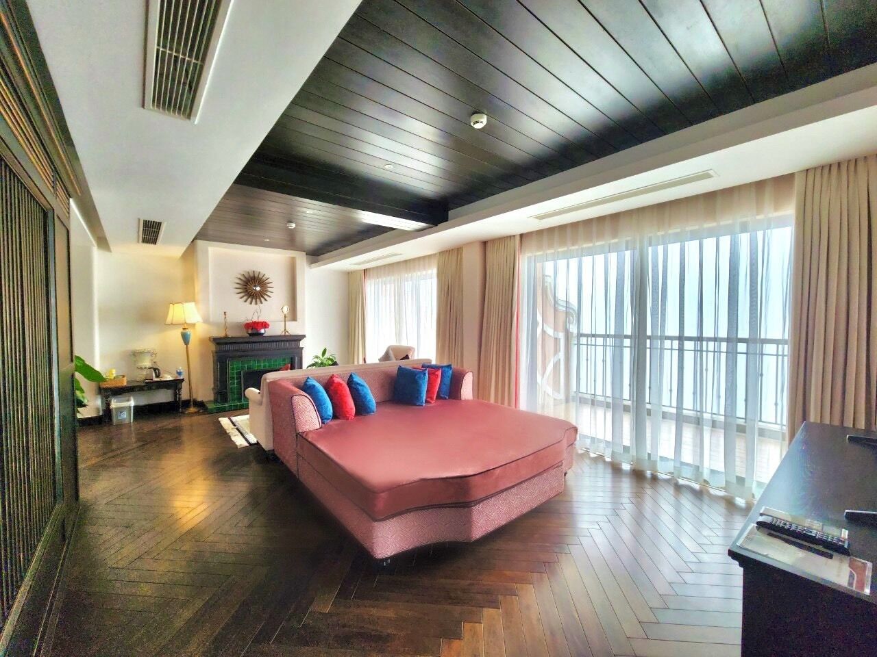 Grand-studiosviitti | Minibaari, tallelokero huoneessa, työpöytä