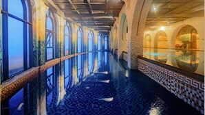 A long corridor with arched windows and a tiled floor. - Venus Hotel Tam Dao (Tam Dao)
