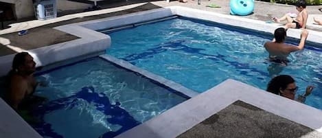 Una piscina cubierta