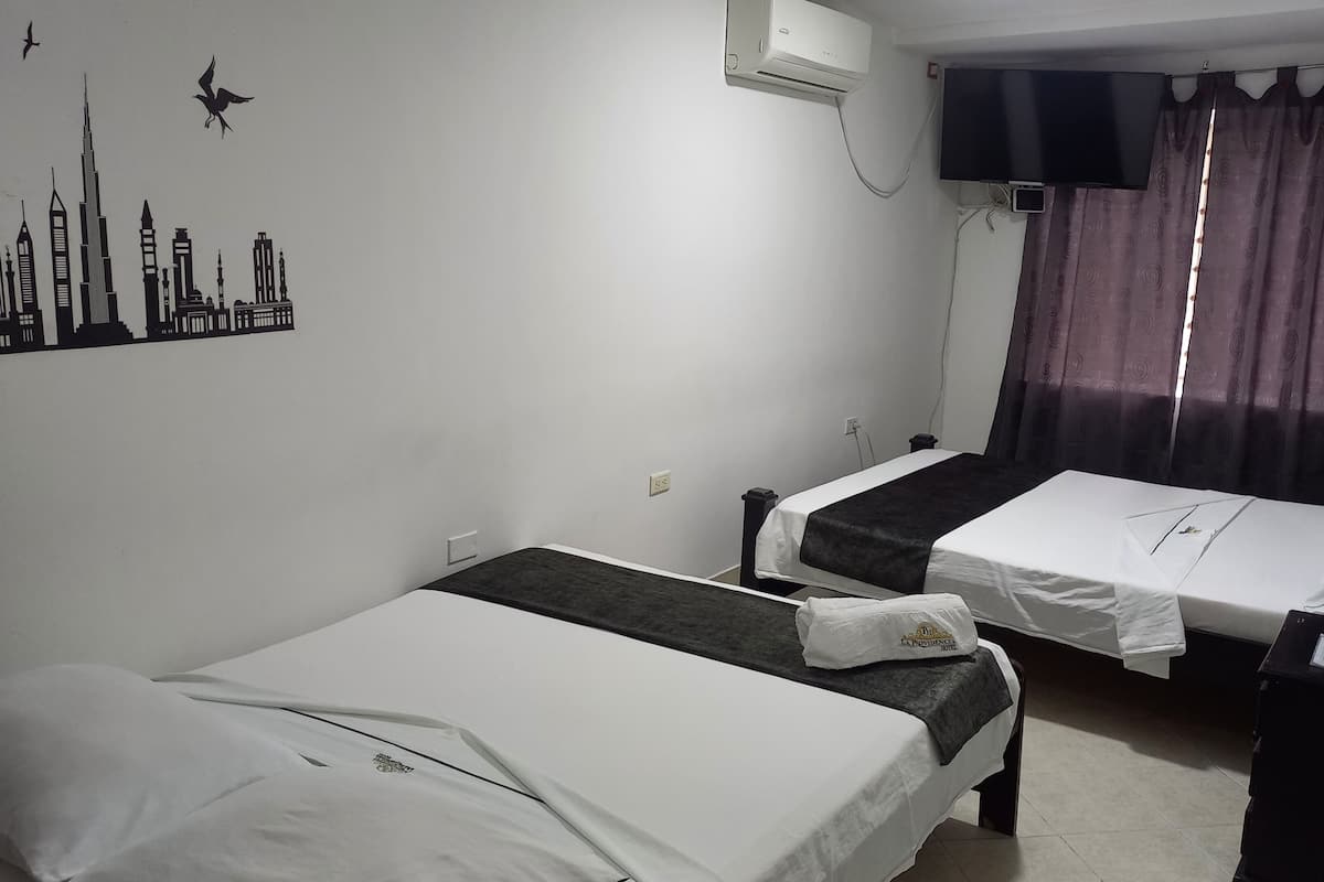 Quadrupla familiare, 2 letti matrimoniali, non fumatori, vista città | Biancheria da letto ipoallergenica, Wi-Fi gratuito, lenzuola