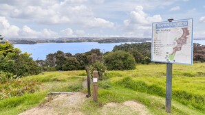 Un panneau d’affichage avec une carte et du texte décrivant la réserve de Scott’s Landing, indiquant les différents aménagements, comme un parking, des sentiers piétonniers et une piste de ski.