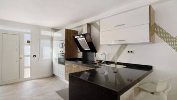 Frigorífic, microones, forn i placa de cuina