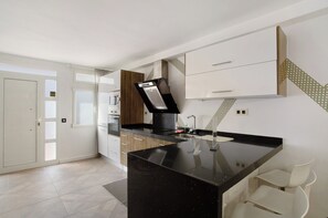 Køleskab, mikrobølgeovn, ovn, kogeplade